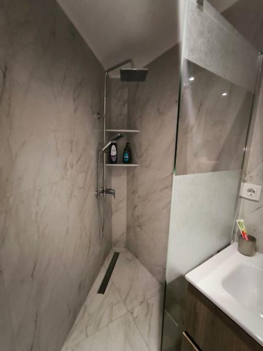 Floral Home 2 - 1St Floor Apt With Private Parking! Ateny Zewnętrze zdjęcie