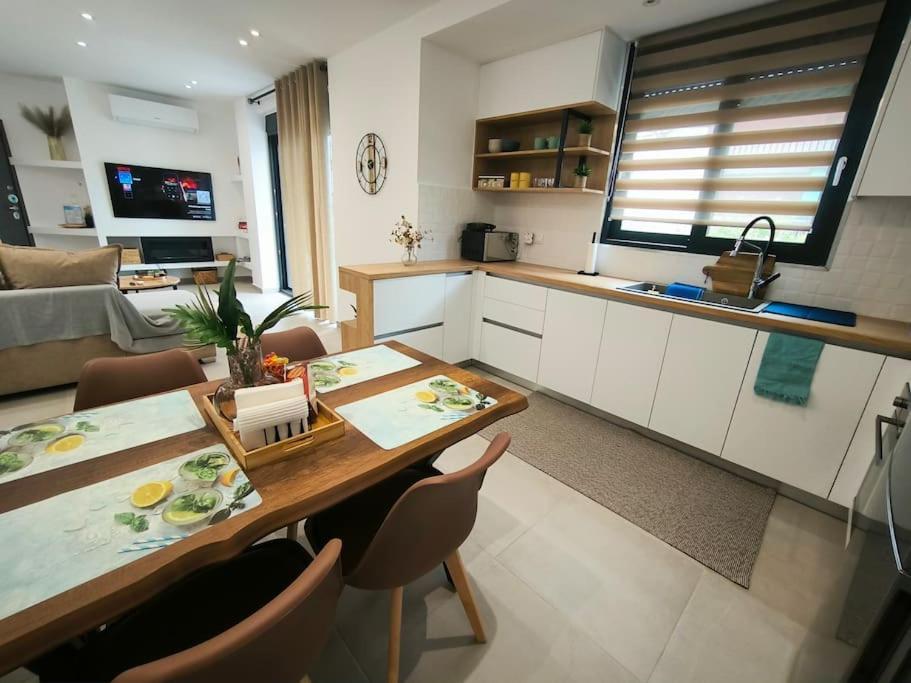 Floral Home 2 - 1St Floor Apt With Private Parking! Ateny Zewnętrze zdjęcie